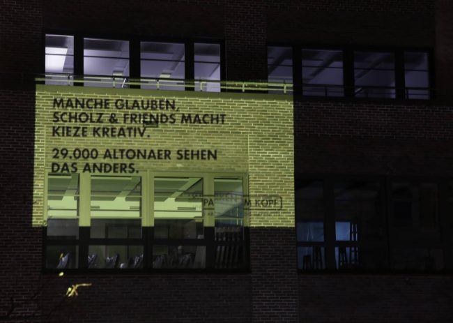 Bild Projektion an Zeise2 - Manche glauben Scholz&Friends macht Kieze attraktiv - 29.000 Altonaer sehen das anders