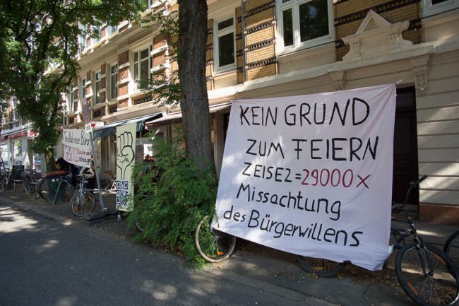 Kein Grund zum Feiern - Protest Aktion gegen das Richtfest Zeise2 am 8.9. 2016 in Ottensen.