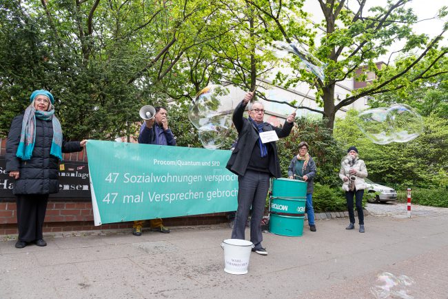 Aktion und Krach durch Pro Wohnen Ottensen am Bunker Behringstr.38 in Hamburg Ottensen am 16.5. 2019