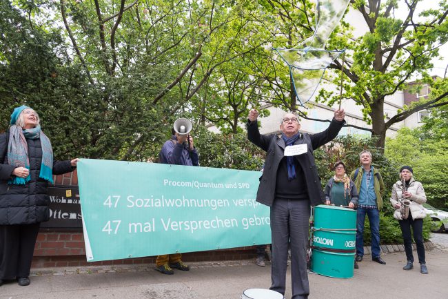 Aktion und Krach durch Pro Wohnen Ottensen am Bunker Behringstr.38 in Hamburg Ottensen am 16.5. 2019