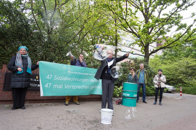 Aktion und Krach durch Pro Wohnen Ottensen am Bunker Behringstr.38 in Hamburg Ottensen am 16.5. 2019