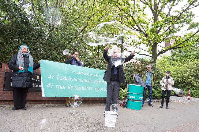 Aktion und Krach durch Pro Wohnen Ottensen am Bunker Behringstr.38 in Hamburg Ottensen am 16.5. 2019