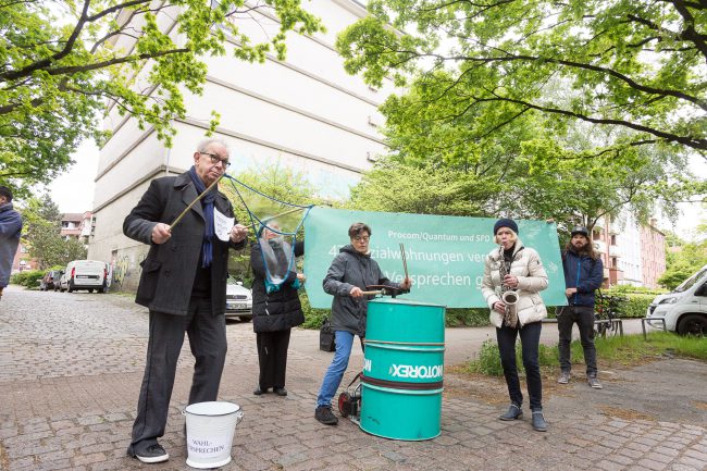 Aktion und Krach durch Pro Wohnen Ottensen am Bunker Behringstr.38 in Hamburg Ottensen am 16.5. 2019